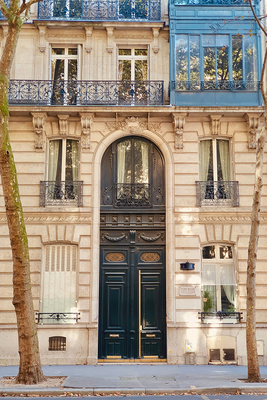 Façade haussmannienne parisienne avec porte cochère — bien d'investissement locatif