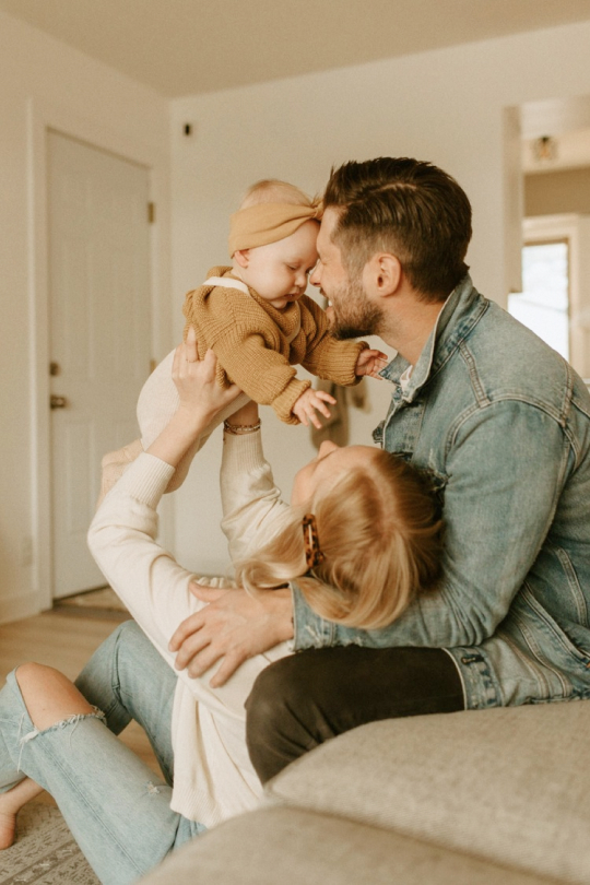 Famille avec un bébé dans leur intérieur